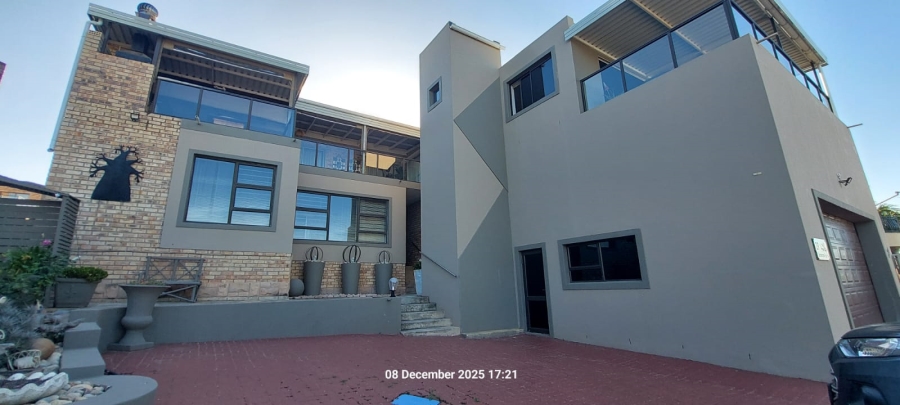 6 Bedroom Property for Sale in Wavecrest Eastern Cape